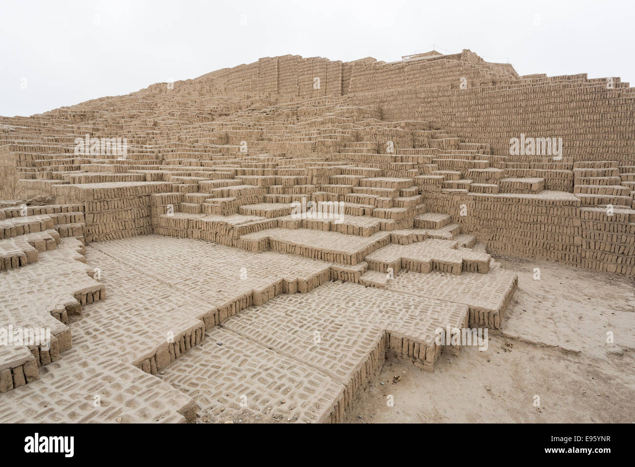 Sightseeing: Stufen und Terrassen von Adobe Sun-dried Backstein bei der kultigen Prä-inka-Pyramide Huaca Pucllana oder Huaca Juliana, Miraflores, Lima, Peru Stockfoto
