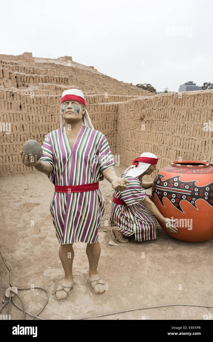 Mannequins der ursprünglichen Wari Lima Kultur Priester im ikonischen Huaca Pucllana oder Huaca Juliana Prä-inka-Pyramide, Miraflores, Lima, Peru Stockfoto