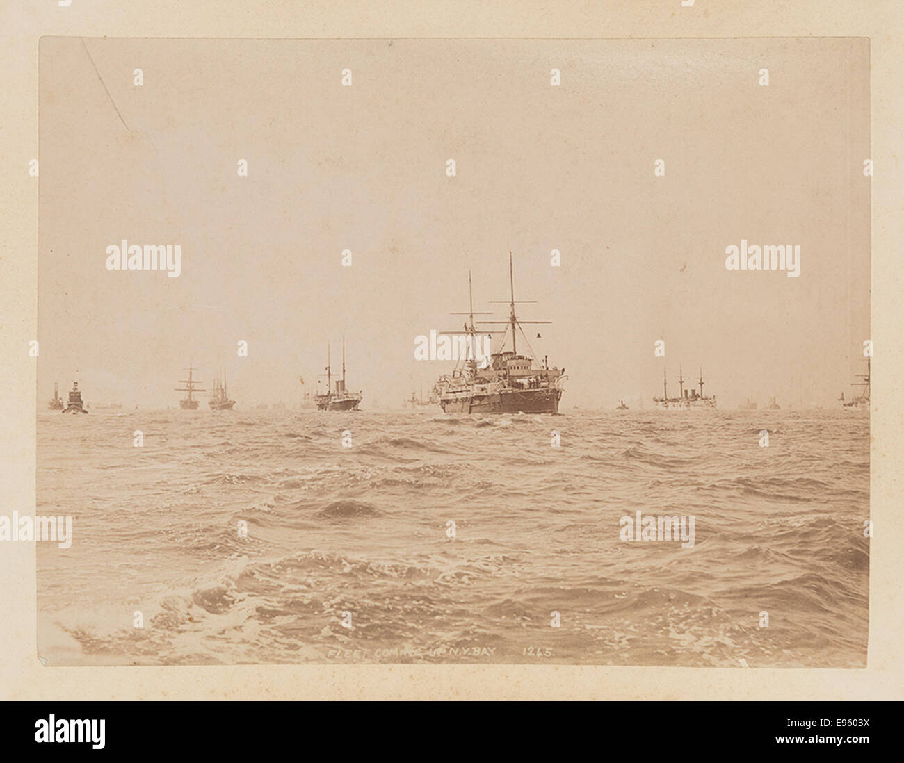 Dieses Foto zeigt eine Flotte von Schiffen, die sich der New York Bay nähern und ihre Takelage und Marinestrukturen erfassen. Das Bild bietet einen Einblick in die Marinetätigkeit der damaligen Zeit. Stockfoto