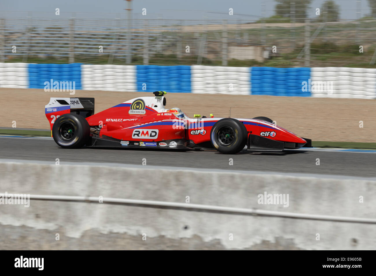 JEREZ DE LA FRONTERA, Spanien - 19. Oktober 2014: Roberto Merhi Zeta Corse Team fährt mit seinem Auto auf der Rennstrecke von Jerez Stockfoto