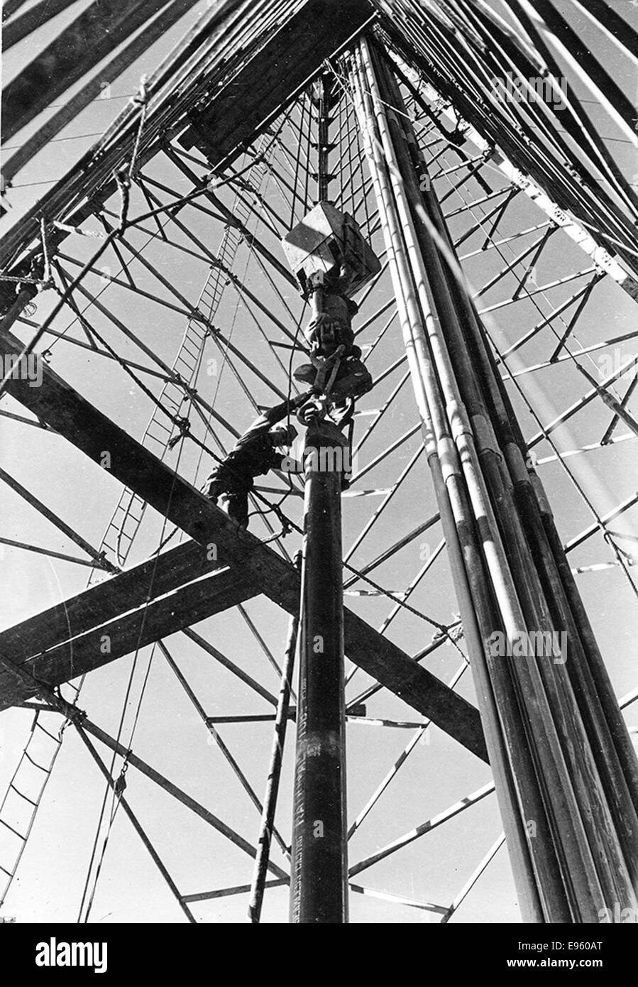 Dieses Foto zeigt Mitarbeiter der Lone Star Cement Corporation, einem großen Lieferanten in der Zement- und Erdölindustrie. Das Bild erfasst Arbeiter vor Ort mit Bohrausrüstung, Bohrinseln und Maschinen für die Erdölgewinnung. Stockfoto