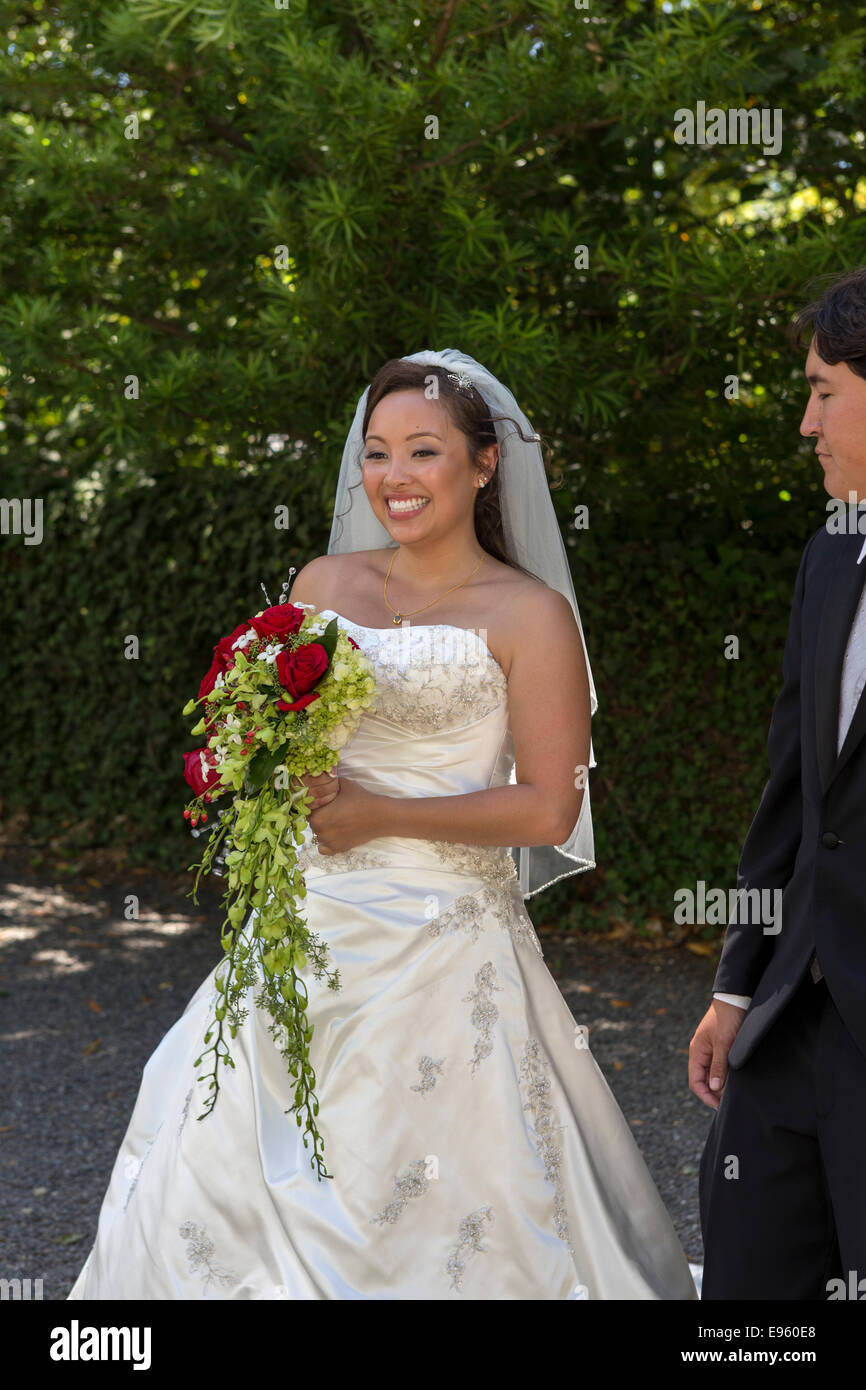 Braut bei der Hochzeitszeremonie an der Marin Kunst und Garten-Center in der Stadt von Ross in Marin County Kalifornien Vereinigte Staaten Stockfoto