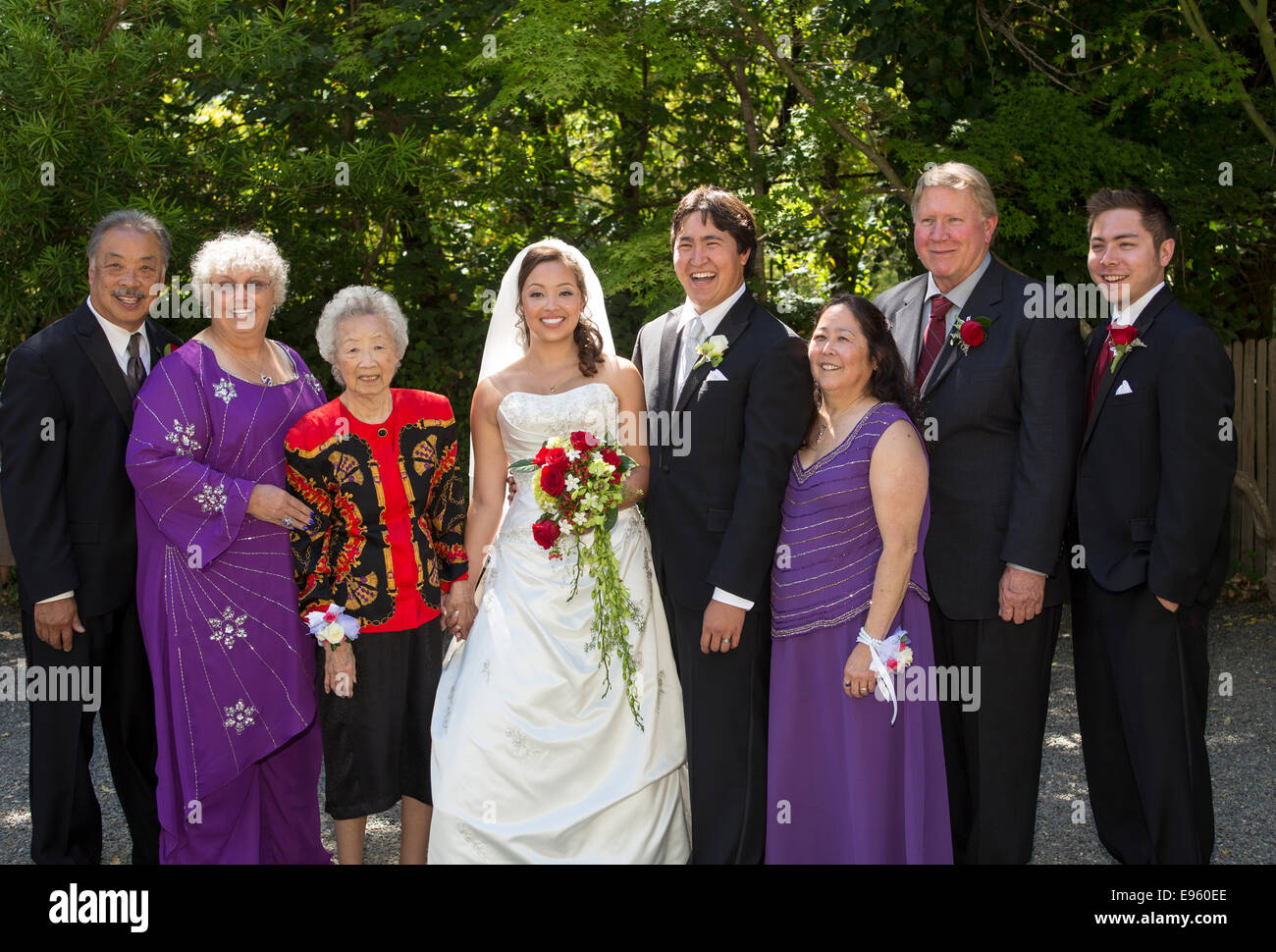 Braut und Bräutigam Familie Hochzeit Hochzeit in Marin Kunst und Garten Center in Ross in Marin County in Kalifornien Stockfoto