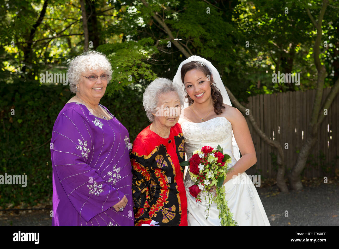 3 Drei Generationen, Braut mit Mutter und Großmutter Hochzeit Hochzeit in Marin Kunst und Garten Center in Ross in Marin County in Kalifornien Stockfoto