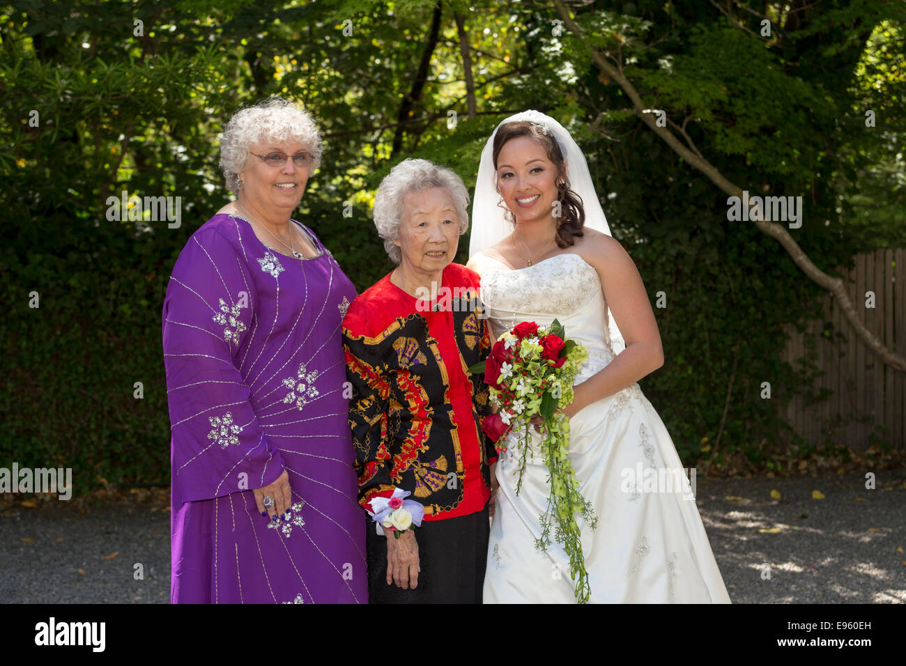 3 Drei Generationen, Braut mit Mutter und Großmutter Hochzeit Hochzeit in Marin Kunst und Garten Center in Ross in Marin County in Kalifornien Stockfoto
