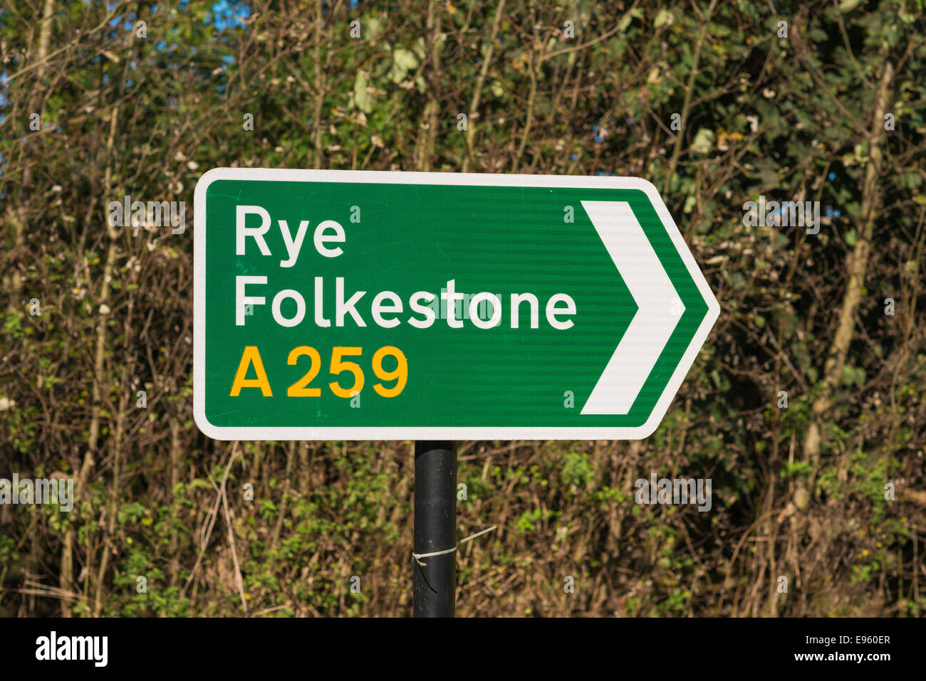 Das Zeichen für Roggen und Folkstone A259 wie in Winchelsea UK Stockfoto