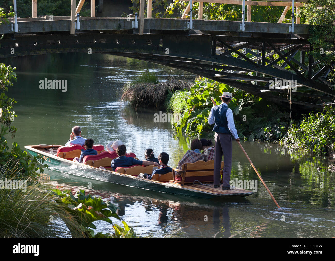 Christchurch Neuseeland Stechkahn fahren am Fluss Avon. Unter einer geschlossenen Brücke 2011 Erdbeben beschädigt. 2014 Stockfoto