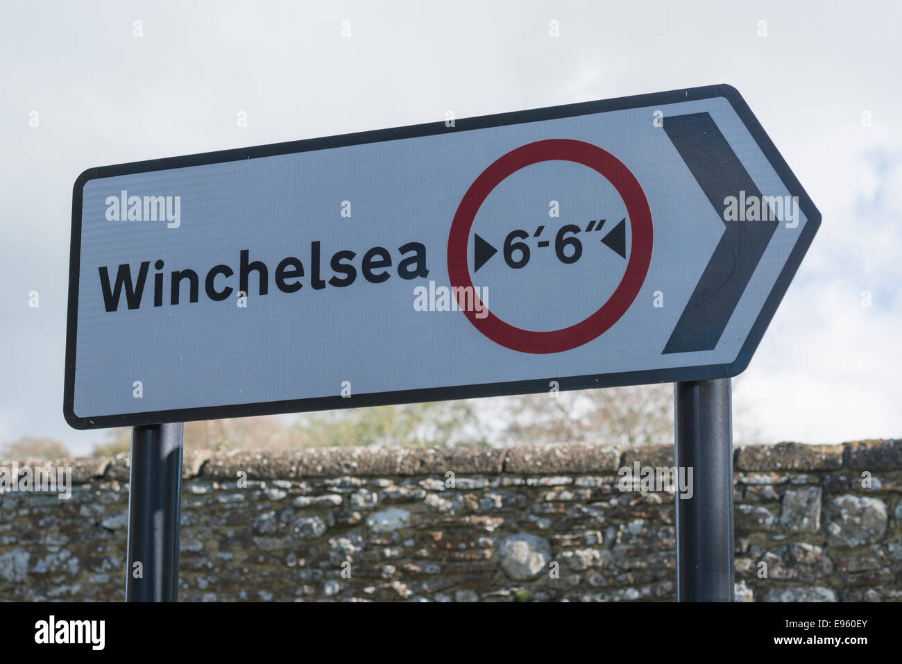 Direktionale Straße Zeichen, Winchelsea East Sussex uk. Breite Beschränkung Stockfoto