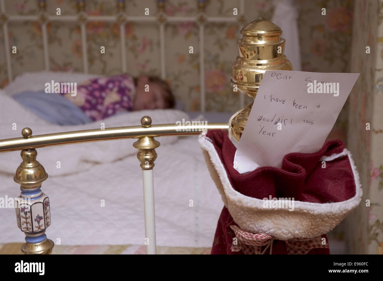 Mädchen schläft in der Weihnachtsnacht Stockfoto