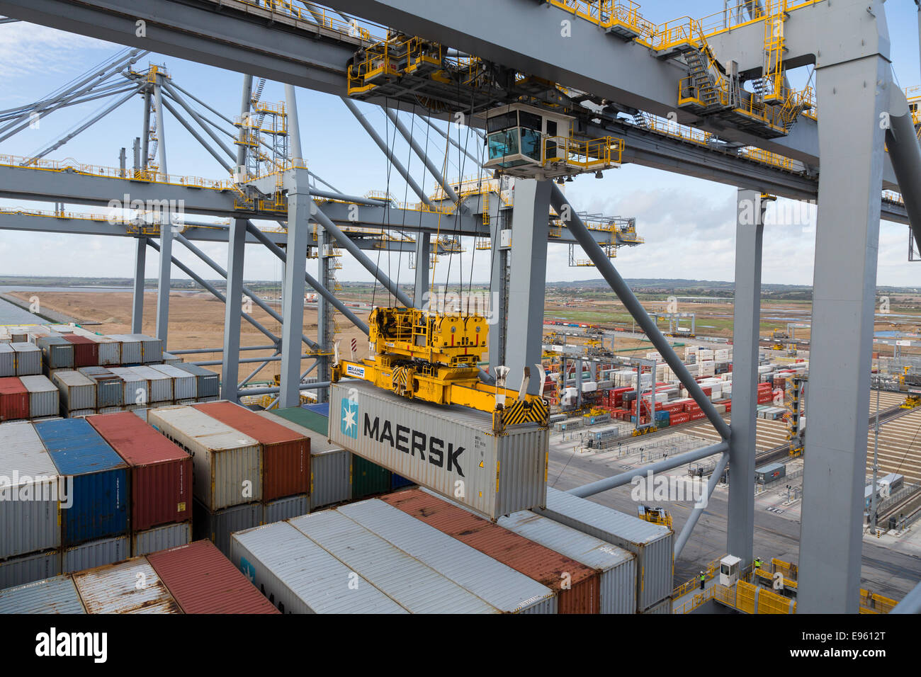 London-Gateway, Essex, England. 19. Oktober 2014. Containerschiff Edith Maersk ist bei London Gateway auf der Themse in Stanford-le-Hope, Essex am 19. Oktober 2014 sehen. Edith Maersk ist das größte Schiff überhaupt, Reisen über die Themse und Maßnahmen 397 Meter lang, 56 m breit, hat einen Tiefgang von 16 Metern und kann bis zu 15.500 Größe Standardcontainer transportieren. Stockfoto