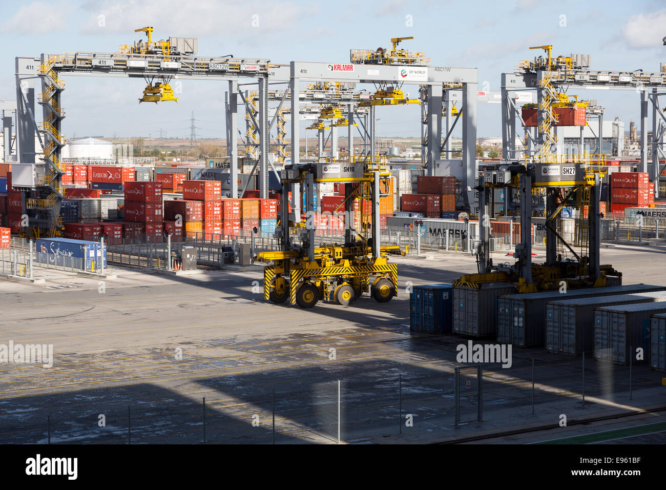 London-Gateway, Essex, England. 19. Oktober 2014. Containerschiff Edith Maersk ist bei London Gateway auf der Themse in Stanford-le-Hope, Essex am 19. Oktober 2014 sehen. Edith Maersk ist das größte Schiff überhaupt, Reisen über die Themse und Maßnahmen 397 Meter lang, 56 m breit, hat einen Tiefgang von 16 Metern und kann bis zu 15.500 Größe Standardcontainer transportieren. Stockfoto