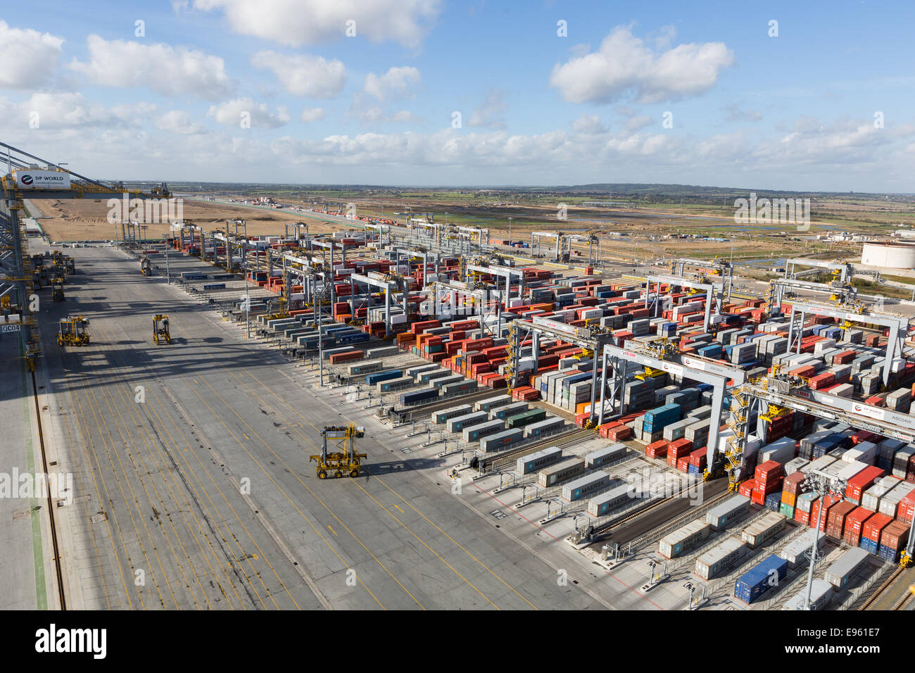 London-Gateway, Essex, England. 19. Oktober 2014. Containerschiff Edith Maersk ist bei London Gateway auf der Themse in Stanford-le-Hope, Essex am 19. Oktober 2014 sehen. Edith Maersk ist das größte Schiff überhaupt, Reisen über die Themse und Maßnahmen 397 Meter lang, 56 m breit, hat einen Tiefgang von 16 Metern und kann bis zu 15.500 Größe Standardcontainer transportieren. Stockfoto