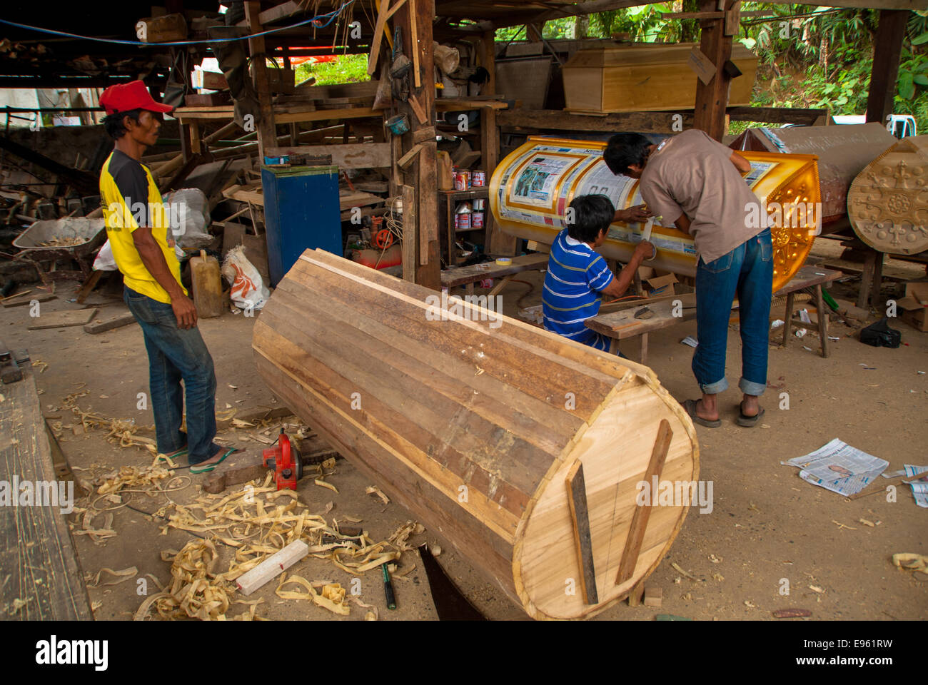 Tischler arbeitet bei Särge in Kete Kesu in Sulawesi in Indonesien Stockfoto