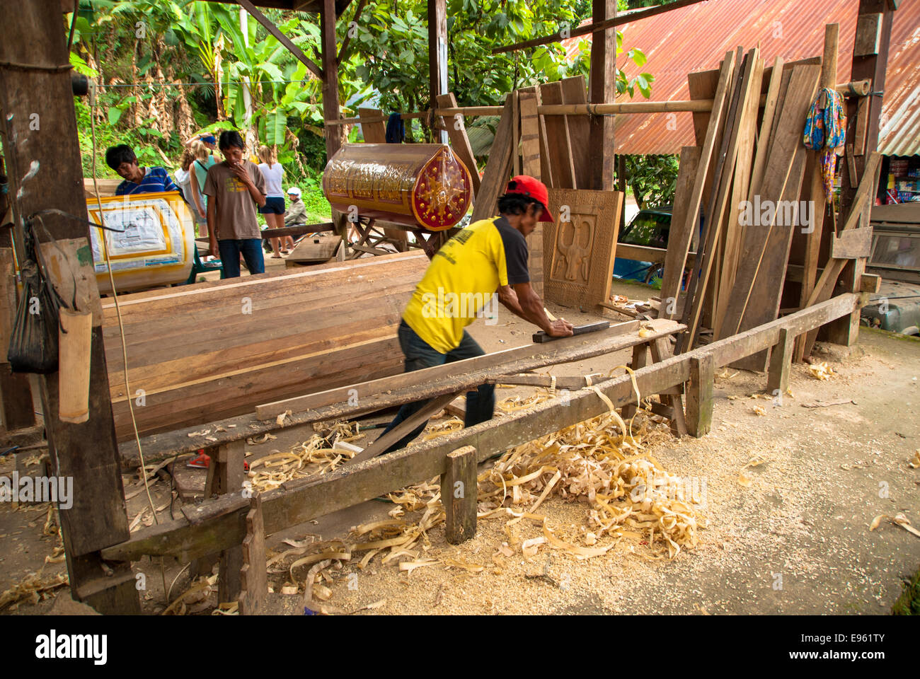 Tischler arbeitet bei Särge in Kete Kesu in Sulawesi in Indonesien Stockfoto