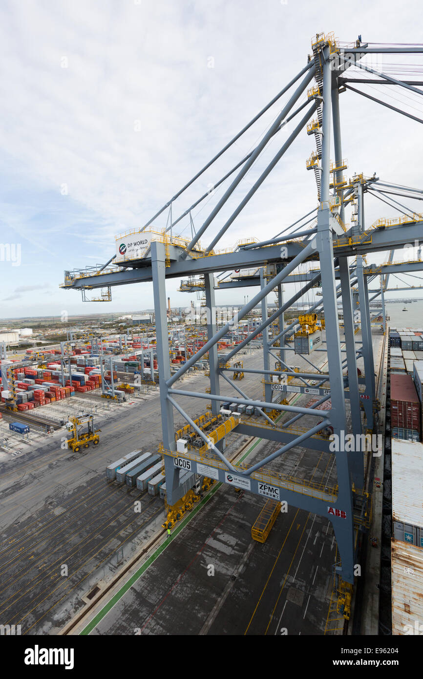 London-Gateway, Essex, England. 19. Oktober 2014. Containerschiff Edith Maersk ist bei London Gateway auf der Themse in Stanford-le-Hope, Essex am 19. Oktober 2014 sehen. Edith Maersk ist das größte Schiff überhaupt, Reisen über die Themse und Maßnahmen 397 Meter lang, 56 m breit, hat einen Tiefgang von 16 Metern und kann bis zu 15.500 Größe Standardcontainer transportieren. Stockfoto