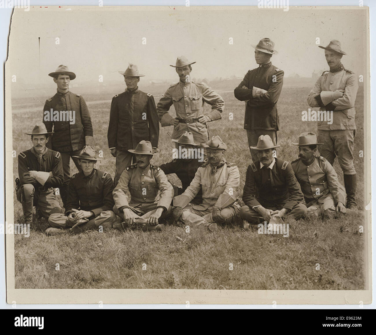 [Oberst Theodore Roosevelt mit einer Gruppe von Rough Riders zur Förderung empfohlen] Stockfoto