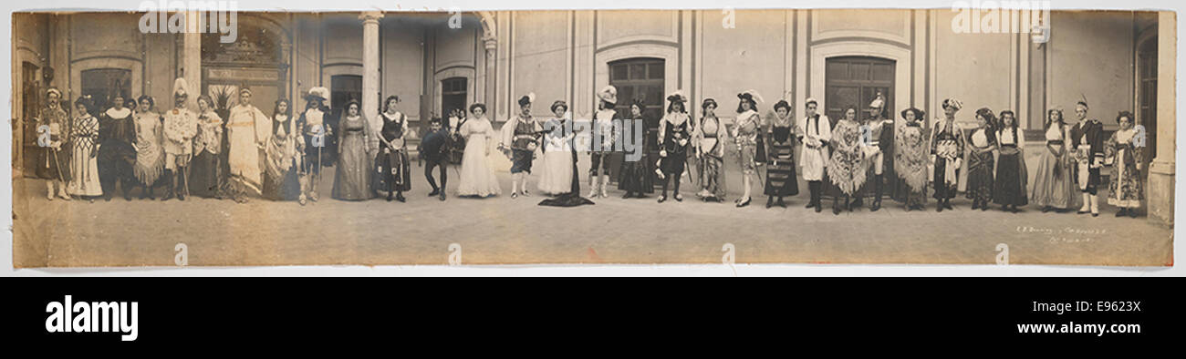 Ein Foto einer kostümierten Gruppe im Casino de Aguascalientes, aufgenommen von Eugenio B. Downing. Das Bild zeigt eine Mischung aus Männern und Frauen in aufwendigen Kostümen bei einer Maskerade-Veranstaltung. Stockfoto