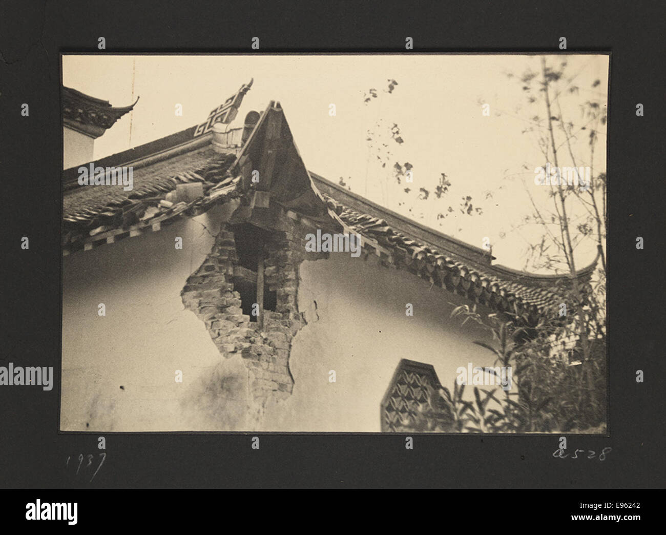 Dieses Foto zeigt ein beschädigtes Gebäude in Hungjao, China, während des Chinesisch-Japanischen Krieges (1937–1945). Die Zerstörung der Infrastruktur war eine häufige Folge des Krieges, der weitreichende Schäden an Gebäuden und städtischen Gebieten verursachte. Stockfoto