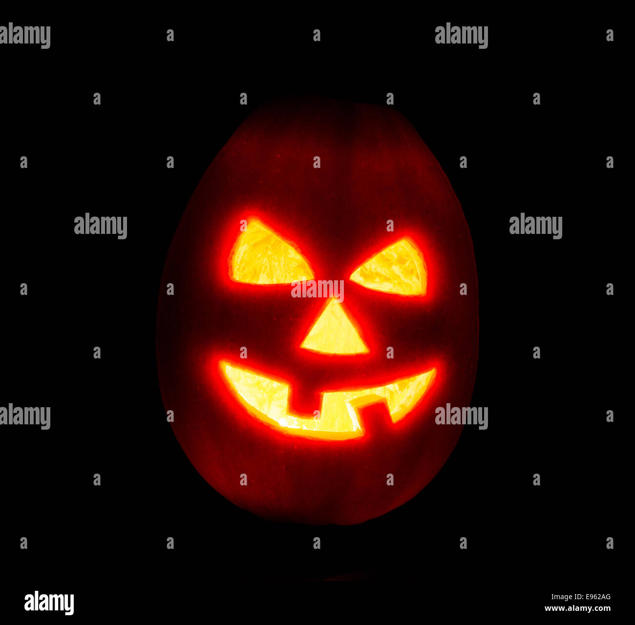 Halloween Kürbis Jack-o-Laterne Kerze angezündet, auf schwarzem Hintergrund isoliert Stockfoto