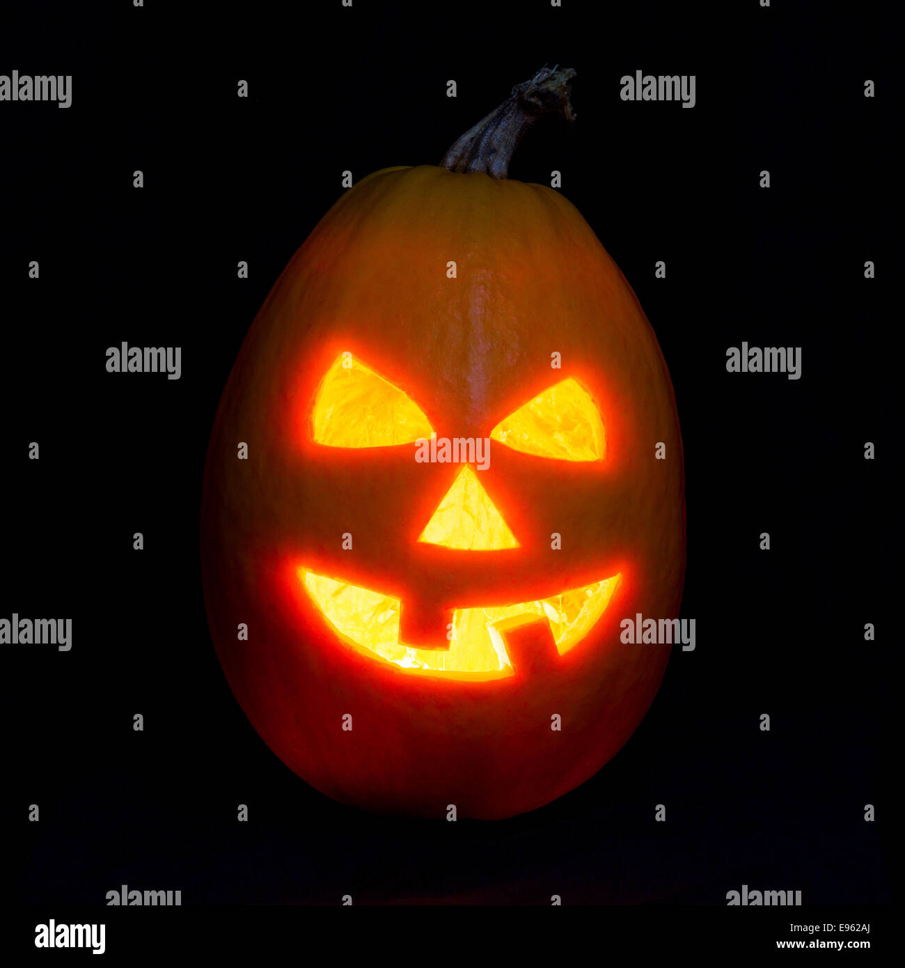 Halloween Kürbis Jack-o-Laterne Kerze angezündet, auf schwarzem Hintergrund isoliert Stockfoto