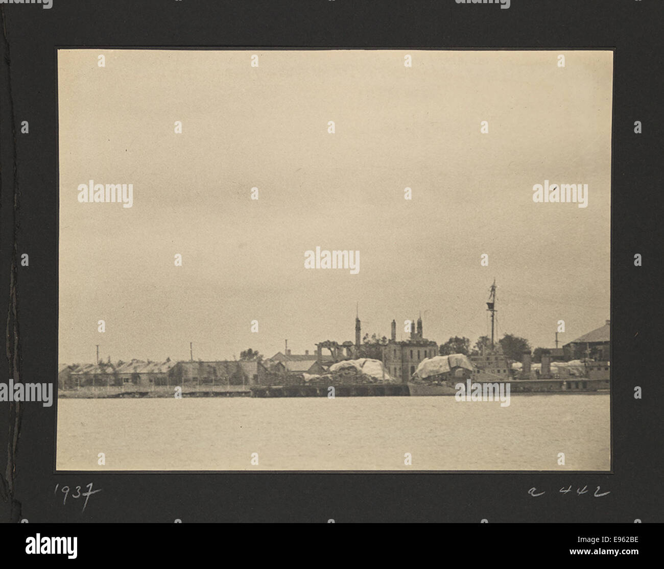 Dieses Foto zeigt die Docks während des Chinesisch-Japanischen Krieges (1937–1945) und zeigt wahrscheinlich Kriegsschiffe oder militärische Aktivitäten im Hafen. Das Bild fängt einen kritischen Moment während des Konflikts ein und hebt die Kriegsatmosphäre dieser Zeit hervor. Stockfoto