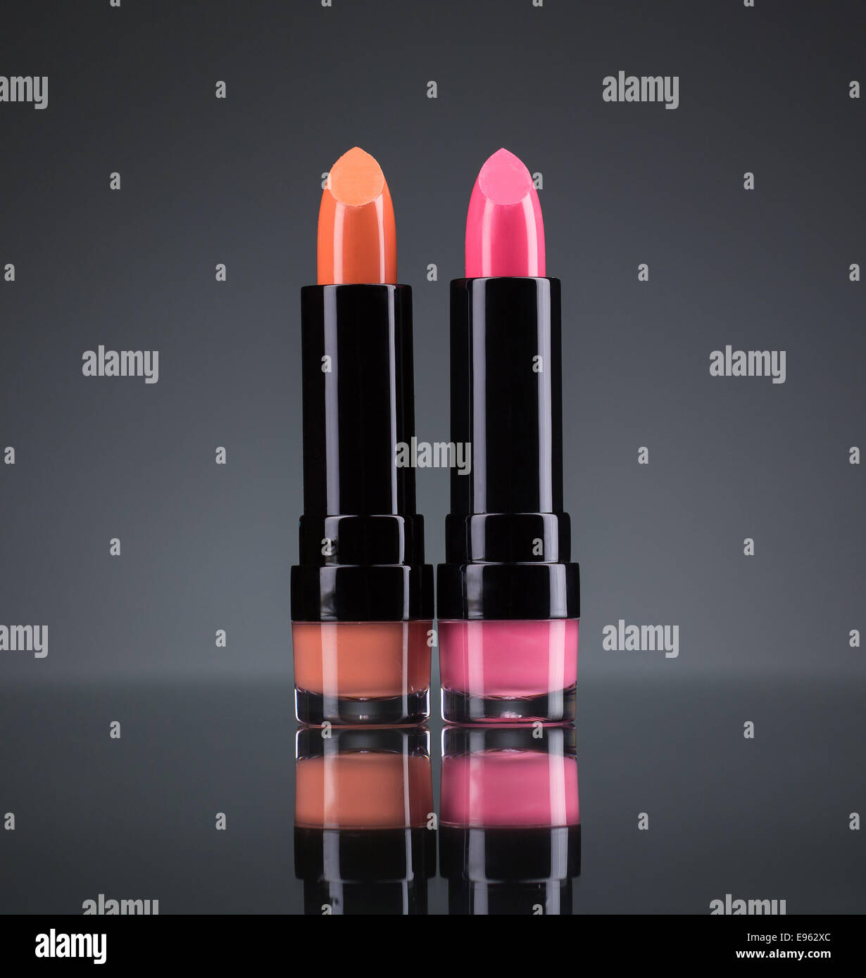 Zwei helle Lippenstifte auf schwarzem Hintergrund Stockfoto