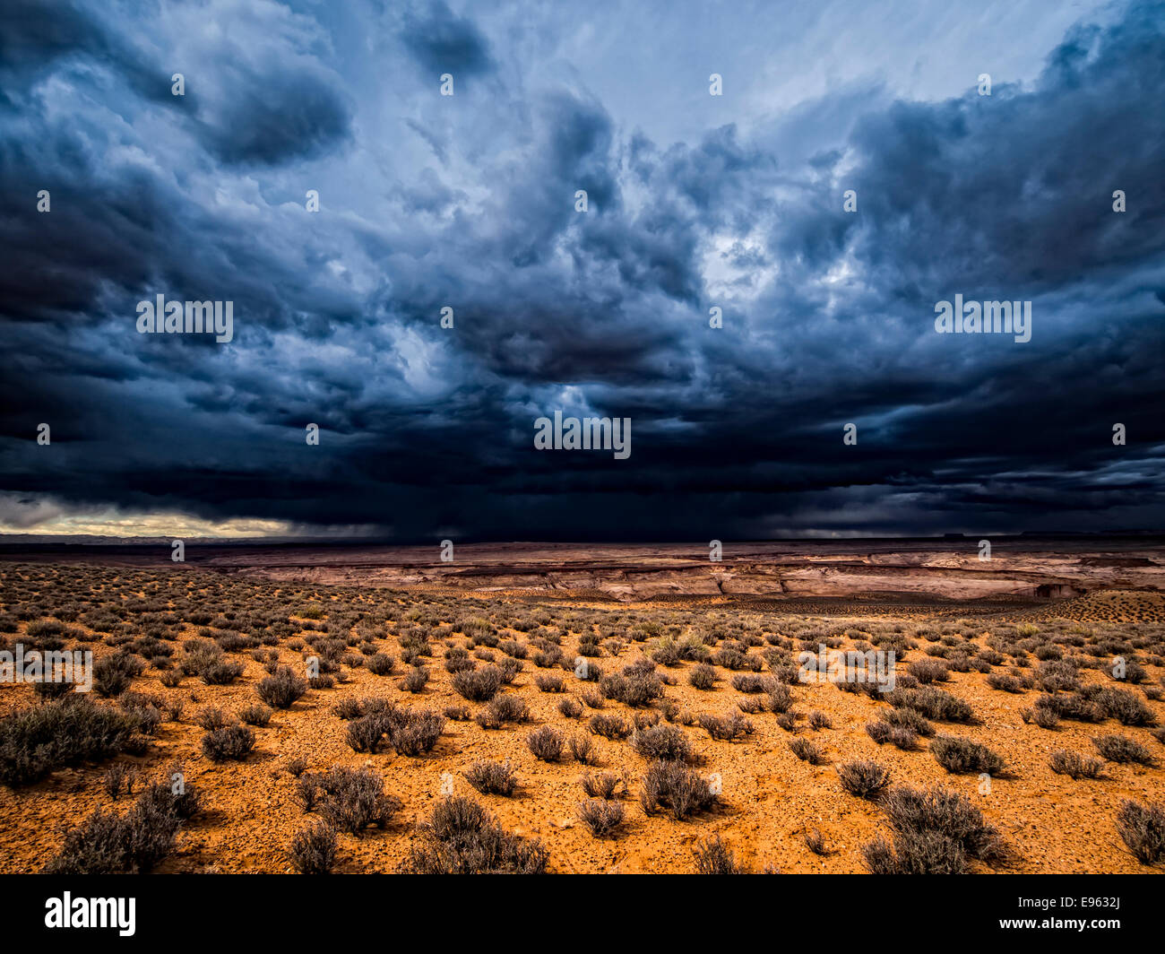 Dunkle Vorahnung Gewitterwolken Webstuhl über eine Wüstenlandschaft, Utah. Stockfoto