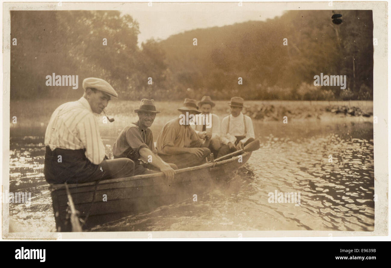 Dieses Schwarzweiß-Foto, Teil des Albums Main Roads Board, zeigt fünf Männer in einem Ruderboot auf einem Gewässer. Es ist in den Archiven der State Records NSW aufbewahrt und spiegelt Freizeit- oder arbeitsbezogene Aktivitäten des frühen 20. Jahrhunderts in New South Wales wider. Stockfoto