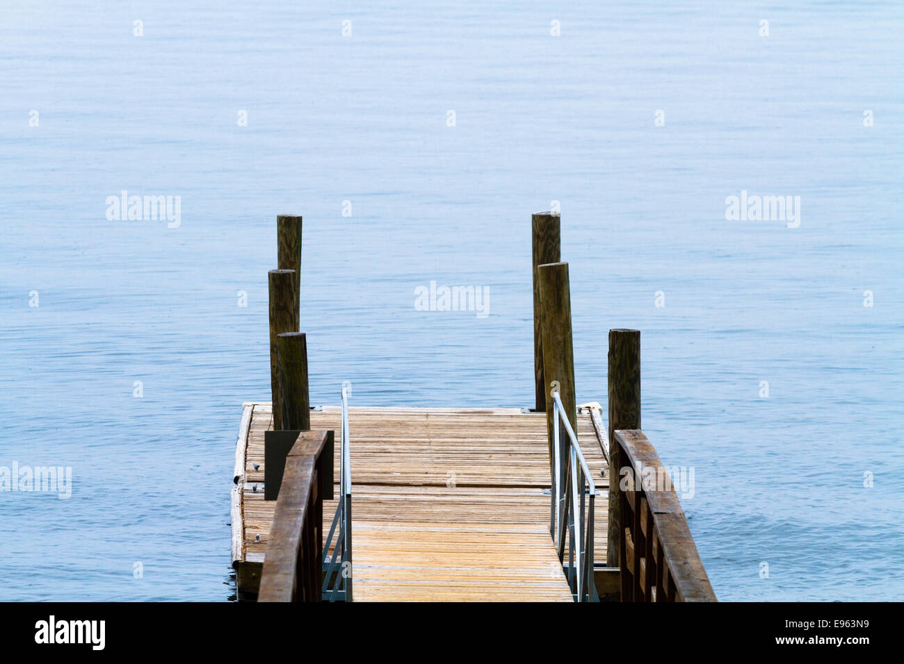 Einem einzigen alten, Schwimmen, Boot dock aus Holzplanken und Beiträge bei Lake Murray, SC an einem bewölkten Tag. Stockfoto