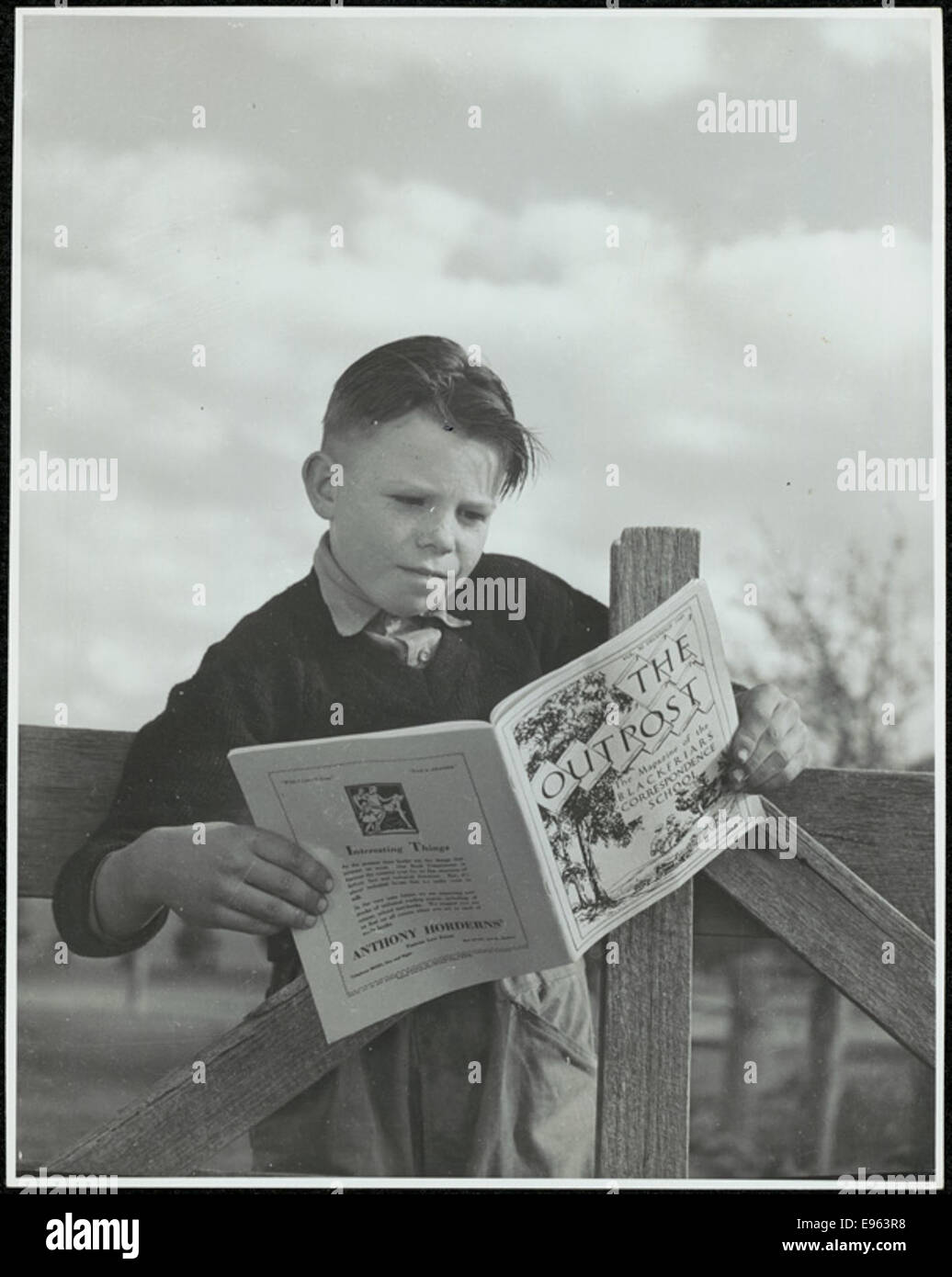 Korrespondenz-School - zählt Korrespondenz Staatsschule Papiere, die Bills Landhaus in New South Wales, der Postbote gebracht hat die neueste Ausgabe der Schülerzeitung. Stockfoto