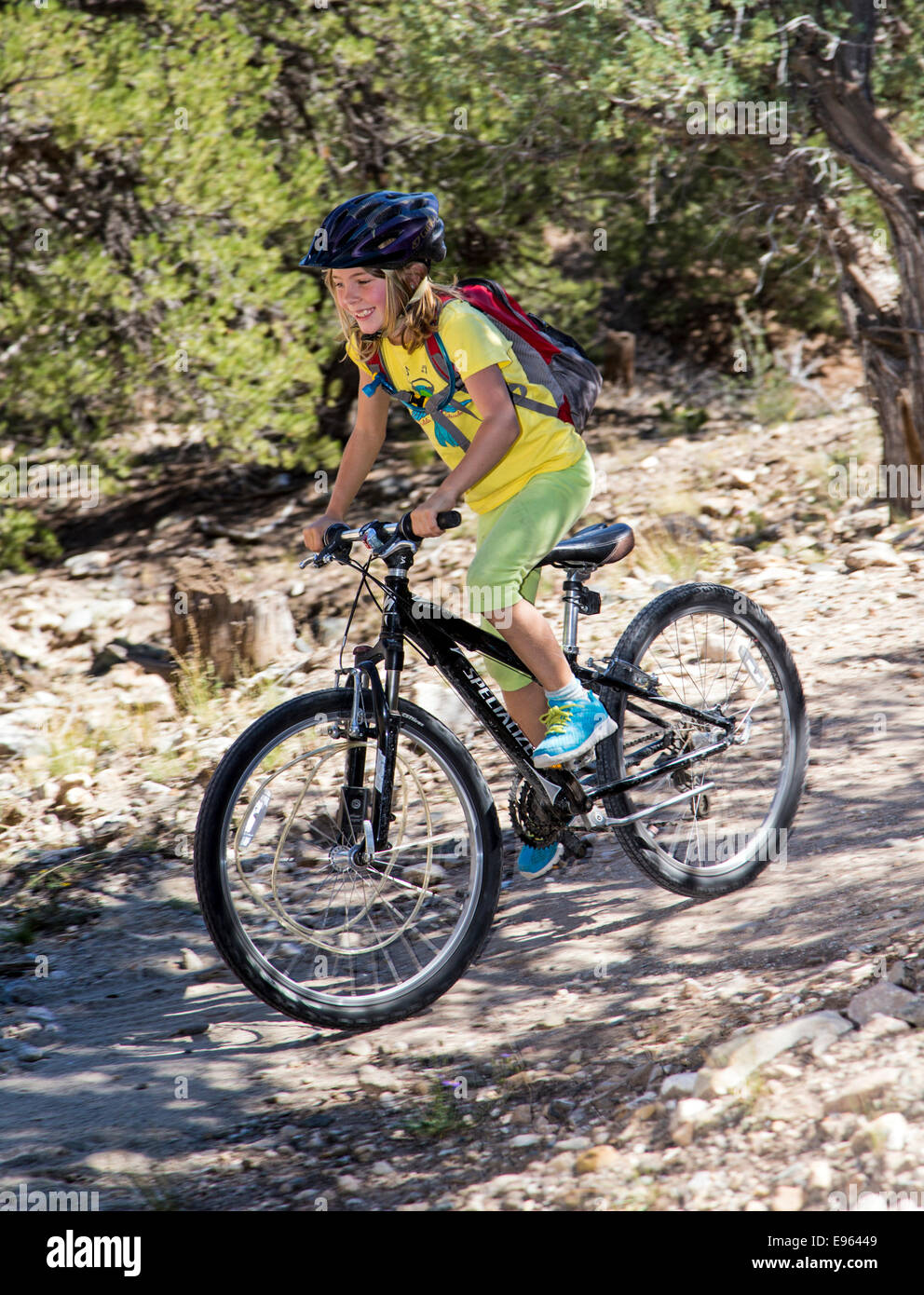 Mittelschule Kinder im Alter von 10-14 Mountain Bike auf dem kleinen Regenbogen Trail, Salida, Colorado, USA Stockfoto