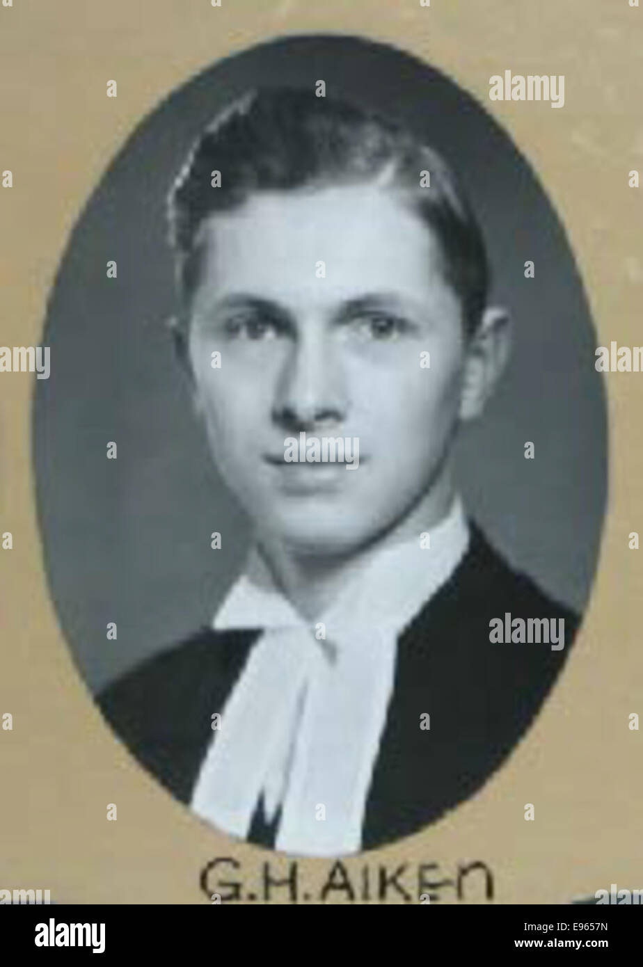 Eine Porträtfotografie von Gordon Harvey Aiken (1918–2000), einem Absolvent der Osgoode Hall Law School im Jahr 1940, der später ein bekannter kanadischer Anwalt und Richter wurde. Stockfoto