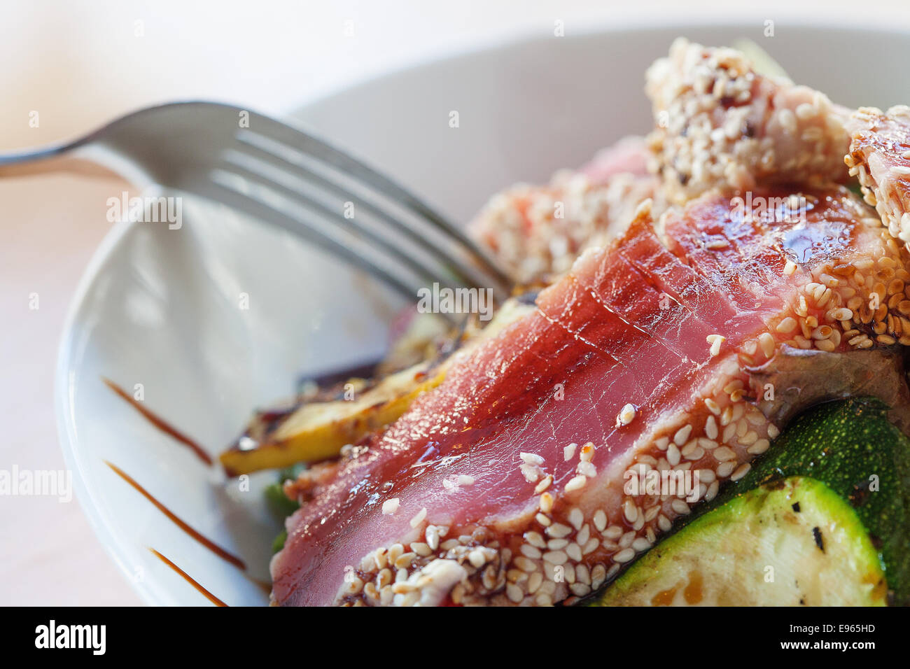 Nahaufnahme von Seared Ahi Thunfisch-Salat mit Gabel Stockfoto