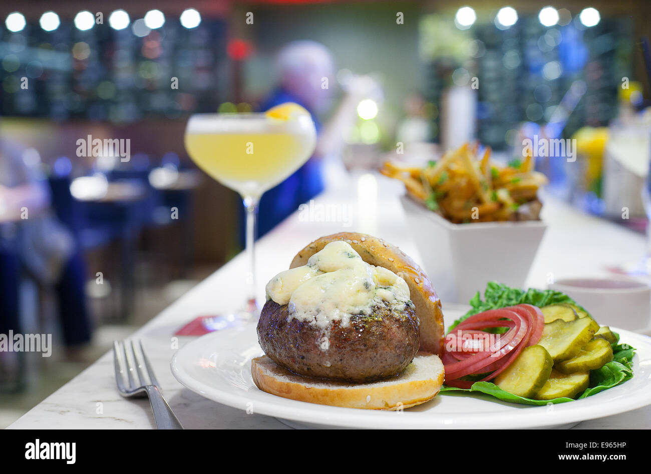 Cheeseburger mit Bleu Käse Stockfoto