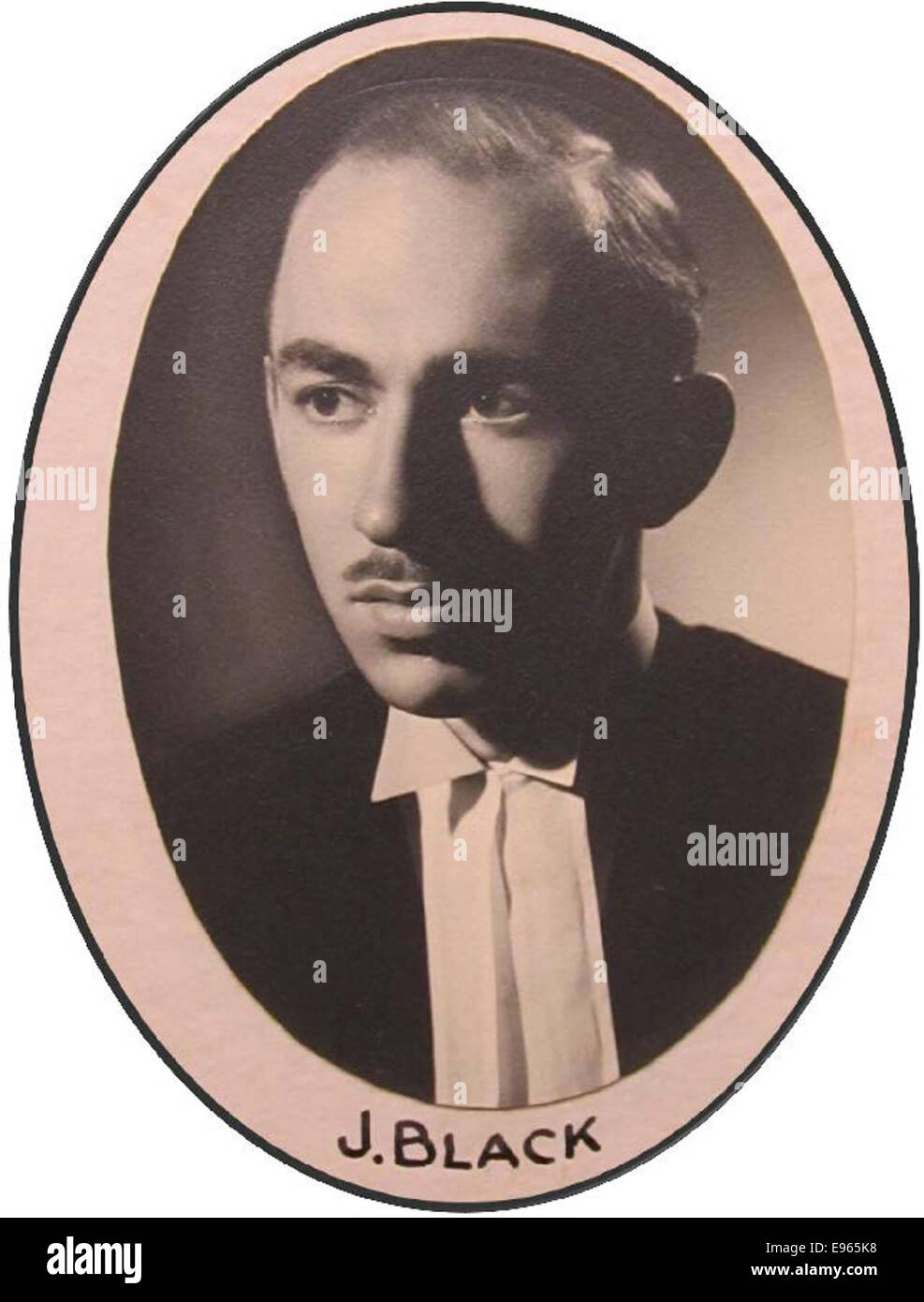 Eine Porträtfotografie von James John Black, einer einflussreichen Figur, die 1915 geboren wurde und im 20. Jahrhundert aktiv war. Das Bild fängt Schwarz in einer formellen Umgebung ein, die wahrscheinlich mit seinem Berufsleben zusammenhängt. Stockfoto Eine Porträtfotografie von James John Black, einer einflussreichen Figur, die 1915 geboren wurde und im 20. Jahrhundert aktiv war. Das Bild fängt Schwarz in einer formellen Umgebung ein, die wahrscheinlich mit seinem Berufsleben zusammenhängt. Stockfoto