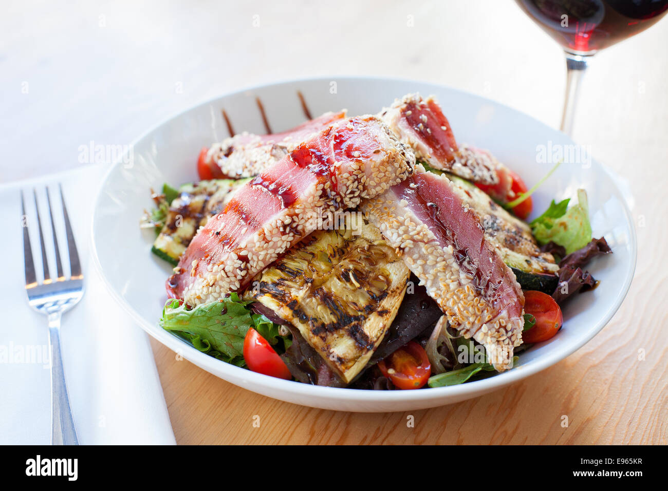 Gebratene Ahi Thunfisch-Salat mit gegrilltem Gemüse und Rotwein Stockfoto