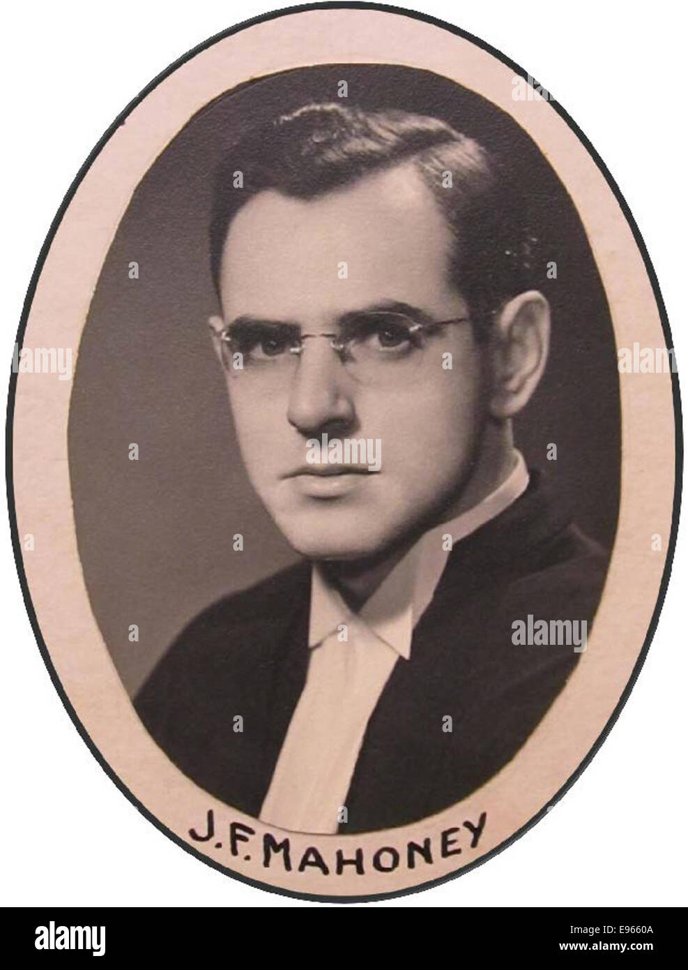 Dies ist ein Porträt von John Francis Mahony (1914–1997), einem bemerkenswerten Individuum aus dem 20. Jahrhundert. Das Foto fängt sein Bild ein und spiegelt den Stil und die fotografischen Techniken der Mitte der 1900er Jahre wider Stockfoto