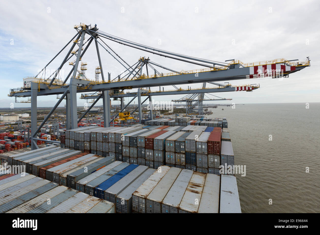 London-Gateway, Essex, England. 19. Oktober 2014. Containerschiff Edith Maersk ist bei London Gateway auf der Themse in Stanford-le-Hope, Essex am 19. Oktober 2014 sehen. Edith Maersk ist das größte Schiff überhaupt, Reisen über die Themse und Maßnahmen 397 Meter lang, 56 m breit, hat einen Tiefgang von 16 Metern und kann bis zu 15.500 Größe Standardcontainer transportieren. Bildnachweis: Versand Bilder/Alamy Live News Stockfoto