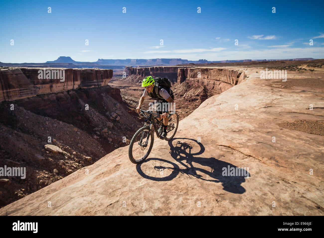 Wes Shirey Mountainbiken auf der White Rim Trail, Canyonlands National Park, Moab, Utah. Stockfoto