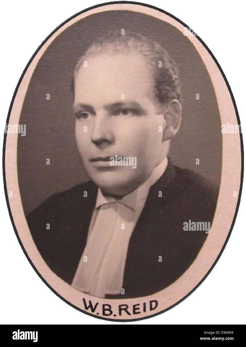 Dieses Porträtfoto zeigt Walter Brechin Reid, geboren 1916. Weitere Details über sein Leben und seine Bedeutung sind nicht gegeben, aber dieses Bild ist ein formales Porträt aus der Mitte des 20. Jahrhunderts. Stockfoto