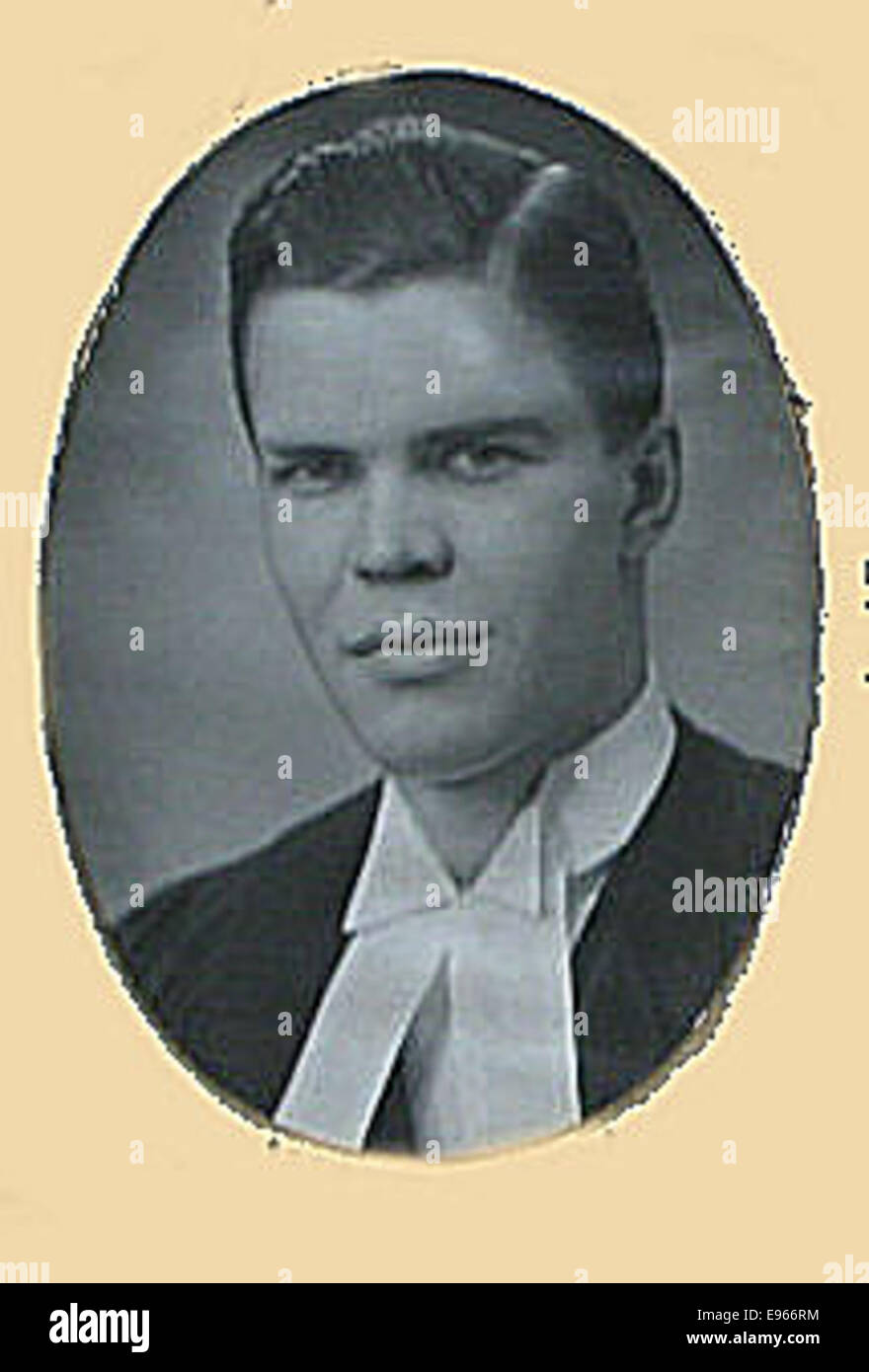 Eine Porträtfotografie von Ward Hughson Powell (1916–1973), einem Individuum aus dem 20. Jahrhundert. Das Bild fängt ihn in einem formellen Ambiente ein, das wahrscheinlich sein Berufs- oder Privatleben Mitte der 1900er Jahre widerspiegelt Stockfoto