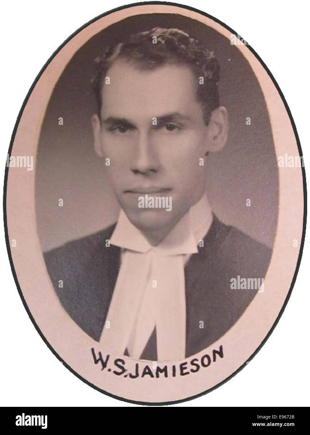 Eine Fotografie von William Stanley Jamieson (1916–2001), einem prominenten Individuum des 20. Jahrhunderts. Das Bild fängt seine Gestalt in einem formalen Setting ein und spiegelt sein Erbe und seine Beiträge wider. Stockfoto