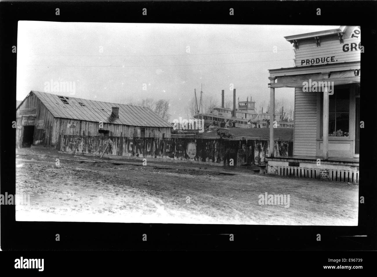 Ein historisches Foto von Adams von der Landung an der Front Street am Deich, das das geschäftige Uferviertel zeigt. Das Bild zeigt die Aktivität am Fluss, einschließlich Boote oder Schiffe, die Anfang des 20. Jahrhunderts am Deich angedockt wurden. Stockfoto