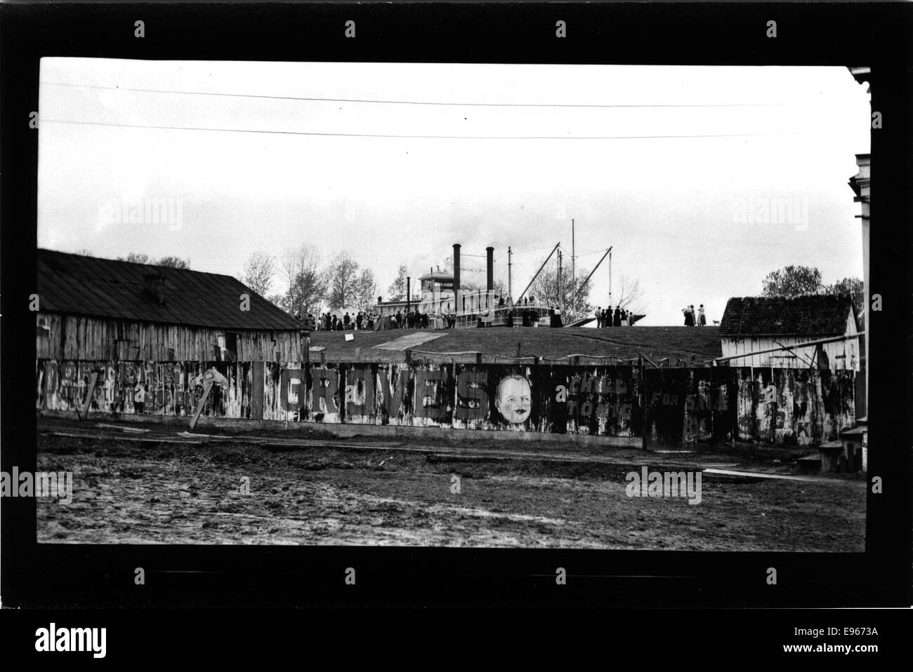 Ein Foto, auf dem Adams von der Front Street am Deich landet, wahrscheinlich von einem Flusspunkt aus. Das Bild zeigt den Deich und die Boote oder Schiffe entlang der Uferpromenade. Stockfoto