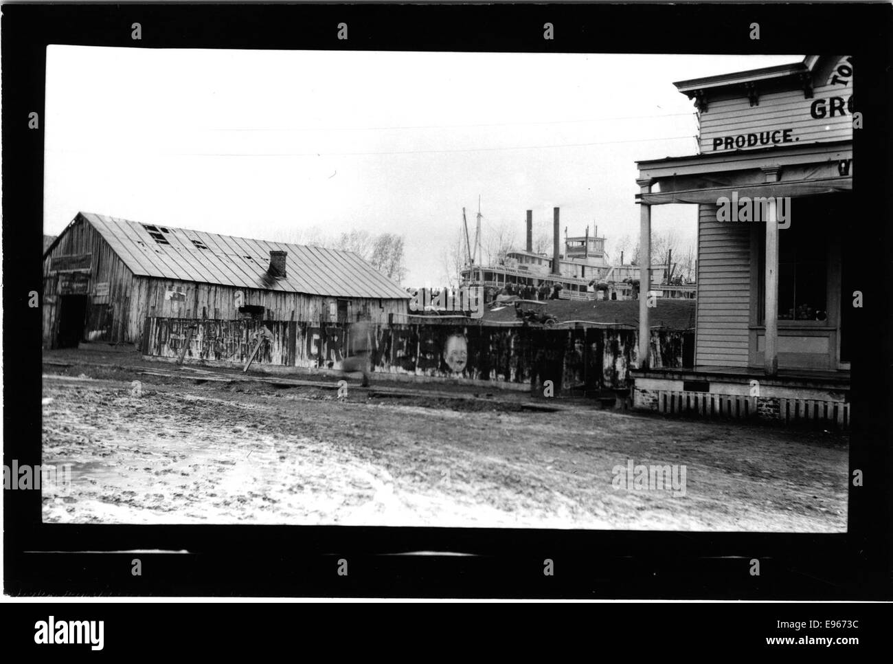 Ein historisches Foto des Adams-Schiffes, das am Deich vor der Front Street landet, möglicherweise in New Orleans. Das Bild zeigt die geschäftige Aktivität des Docks und des Flussverkehrs. Stockfoto