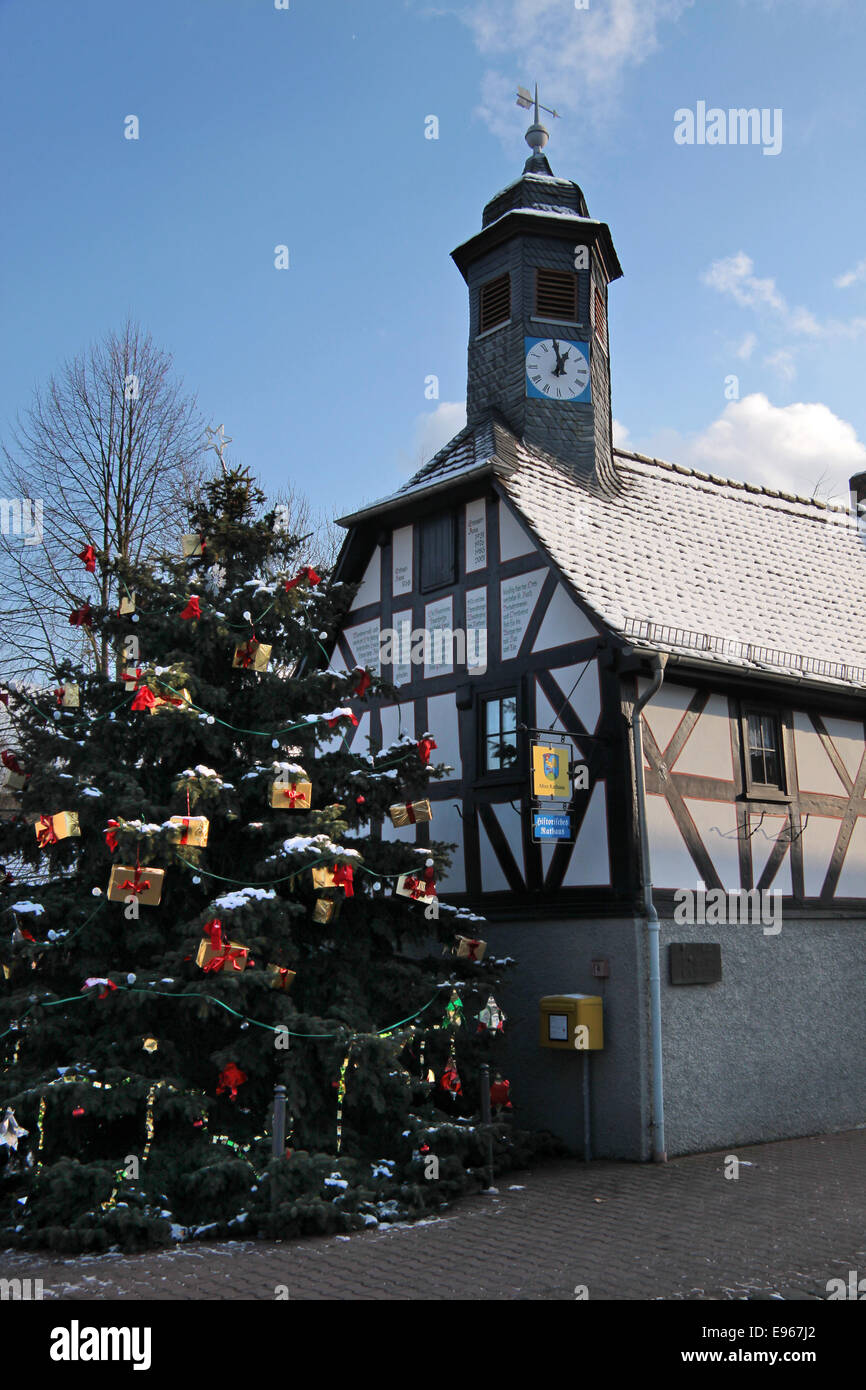 Altes Rathaus von Engenhahn im Taunus mit Weihnachtsbaum Stockfoto