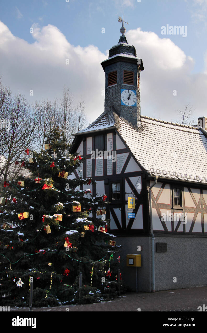 Altes Rathaus von Engenhahn im Taunus mit Weihnachtsbaum Stockfoto