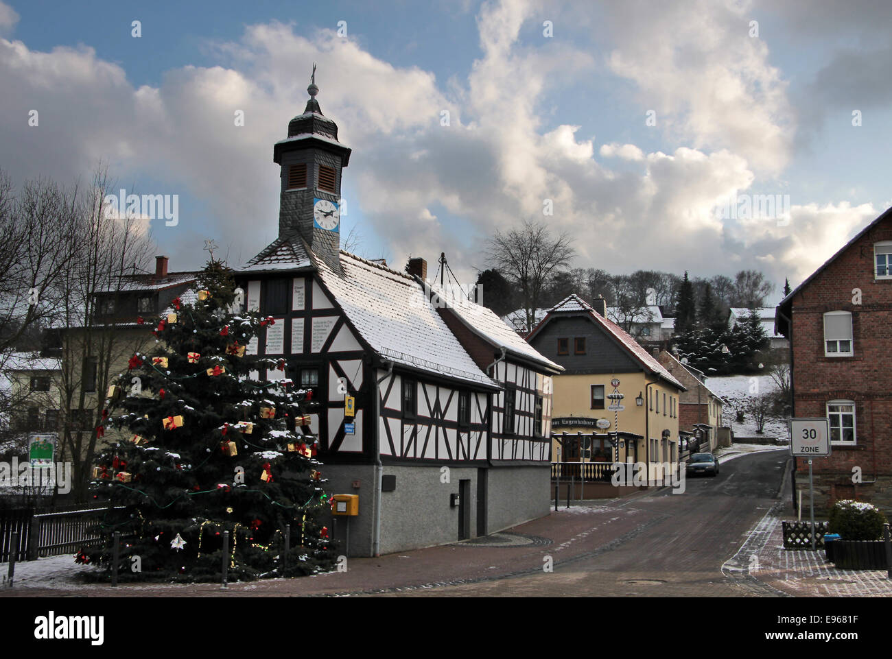 Altes Rathaus von Engenhahn im Taunus mit Weihnachtsbaum Stockfoto