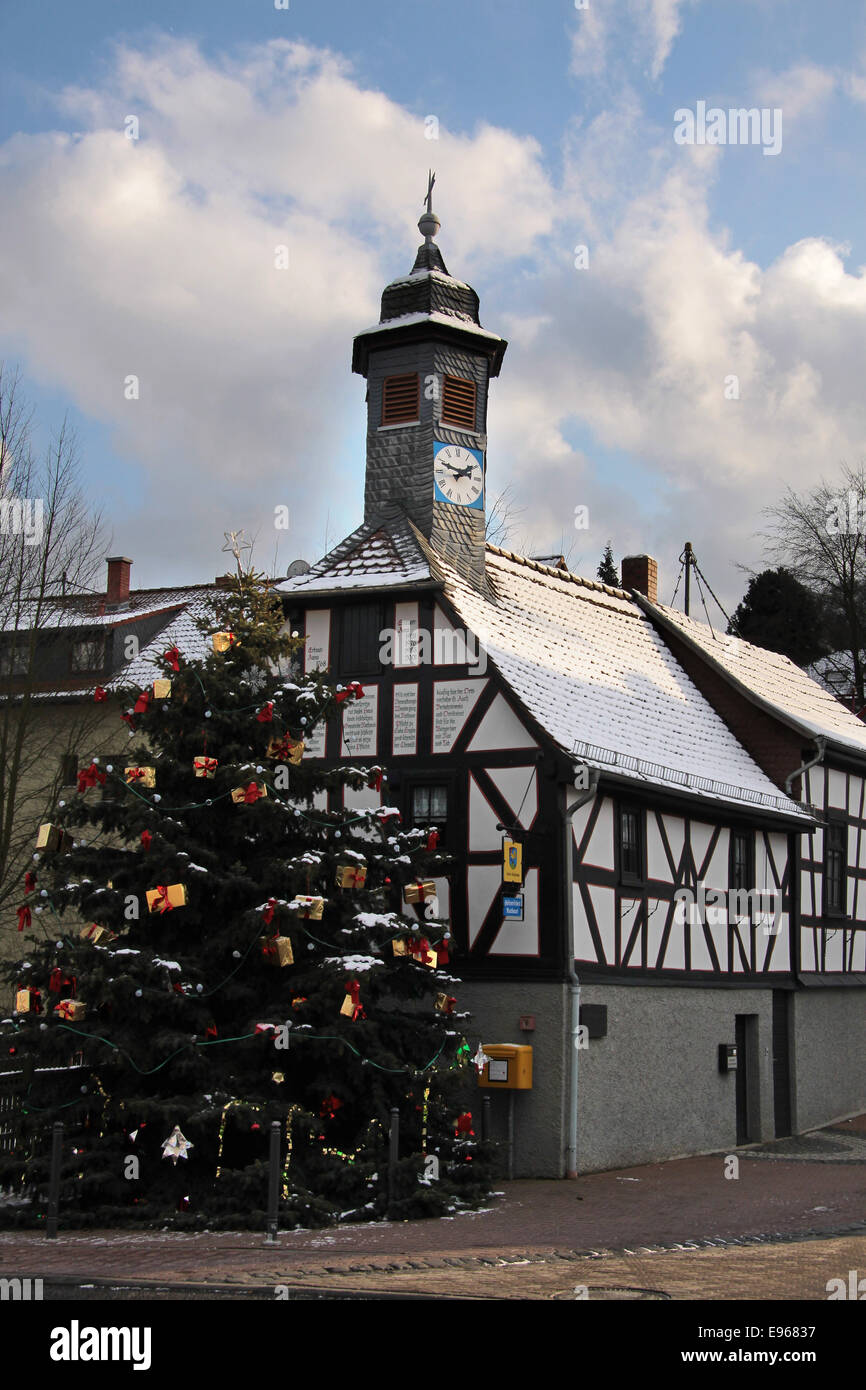 Altes Rathaus von Engenhahn im Taunus mit Weihnachtsbaum Stockfoto