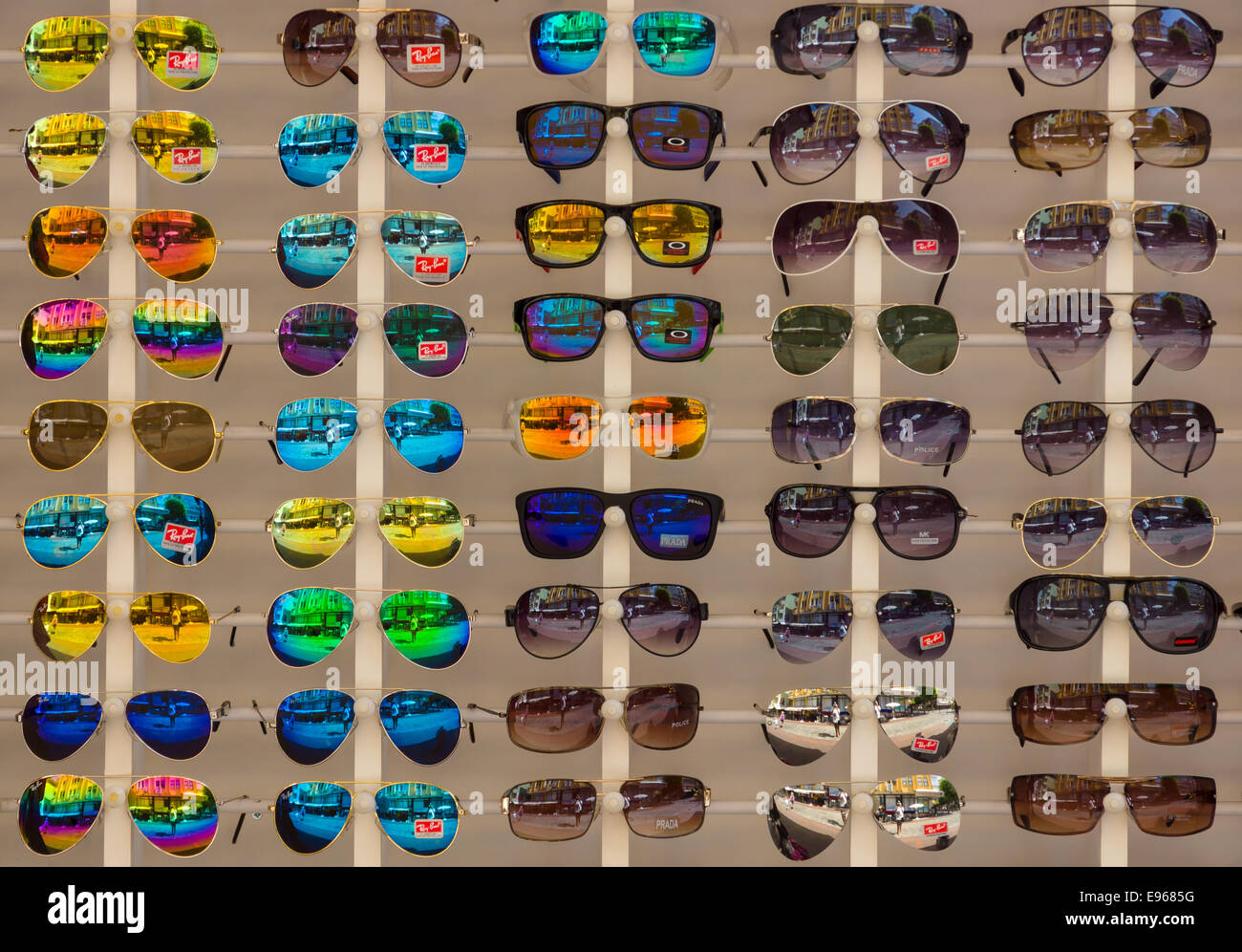 Ray-Ban Sonnenbrillen. Hintergrund. Ray-Ban ist eine international bekannte  Marke von Sonnenbrillen und Brillen im Jahr 1937 gegründet Stockfotografie  - Alamy